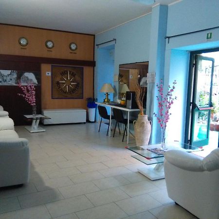 Hotel Holiday Center Finale Ligure Exterior foto