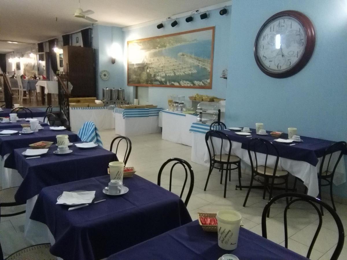 Hotel Holiday Center Finale Ligure Exterior foto